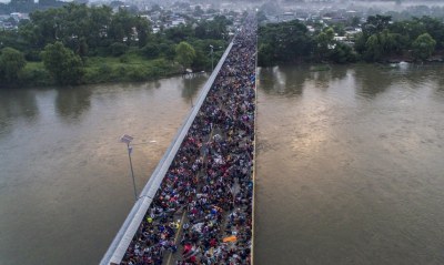 La carovana dei migranti sul ponte che segna il confine tra Guatemala e Messico_Ciudad Hidalgo_ 20 ottobre 2018_Pedro Pardo_Afp
