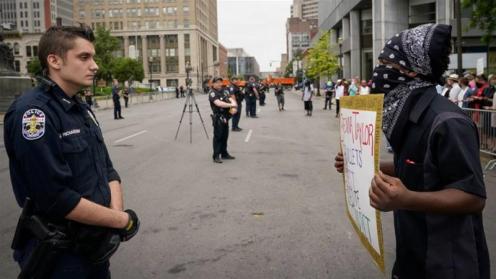 polizia durante una manifestazione contro la morte di Breonna Taylor e altre forme di ingiustizia razziale sabato a Louisville _Bryan Woolston _ Reuters